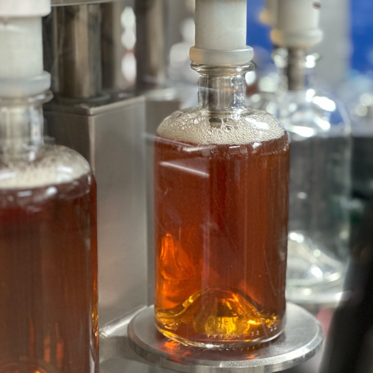 Mannemer Dreck Likör Flasche beim befüllen auf der Produktionsstraße