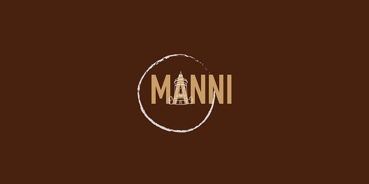 MANNI Logo mit stilisiertem Schriftzug, Wasserturm auf dem A und Halbkreis als Mannemer Dreck, brauner Hintergrund