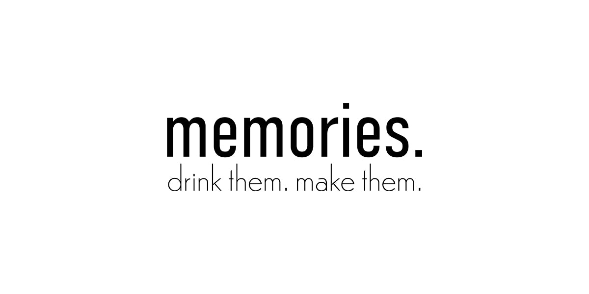 memories. Logo mit schwarzem Schriftzug und Claim „drink them. make them.“ auf weißem Hintergrund