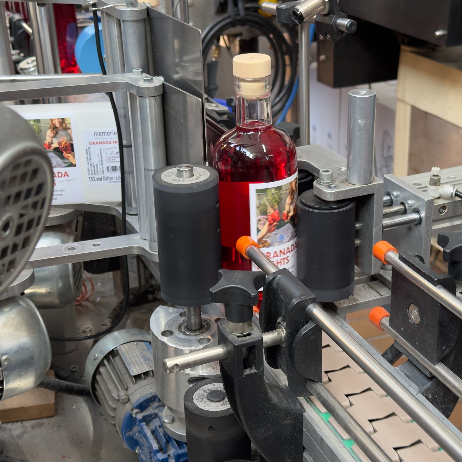Das Etikett wird von der Maschine auf die GRANADA NIGHTS Flasche geklebt