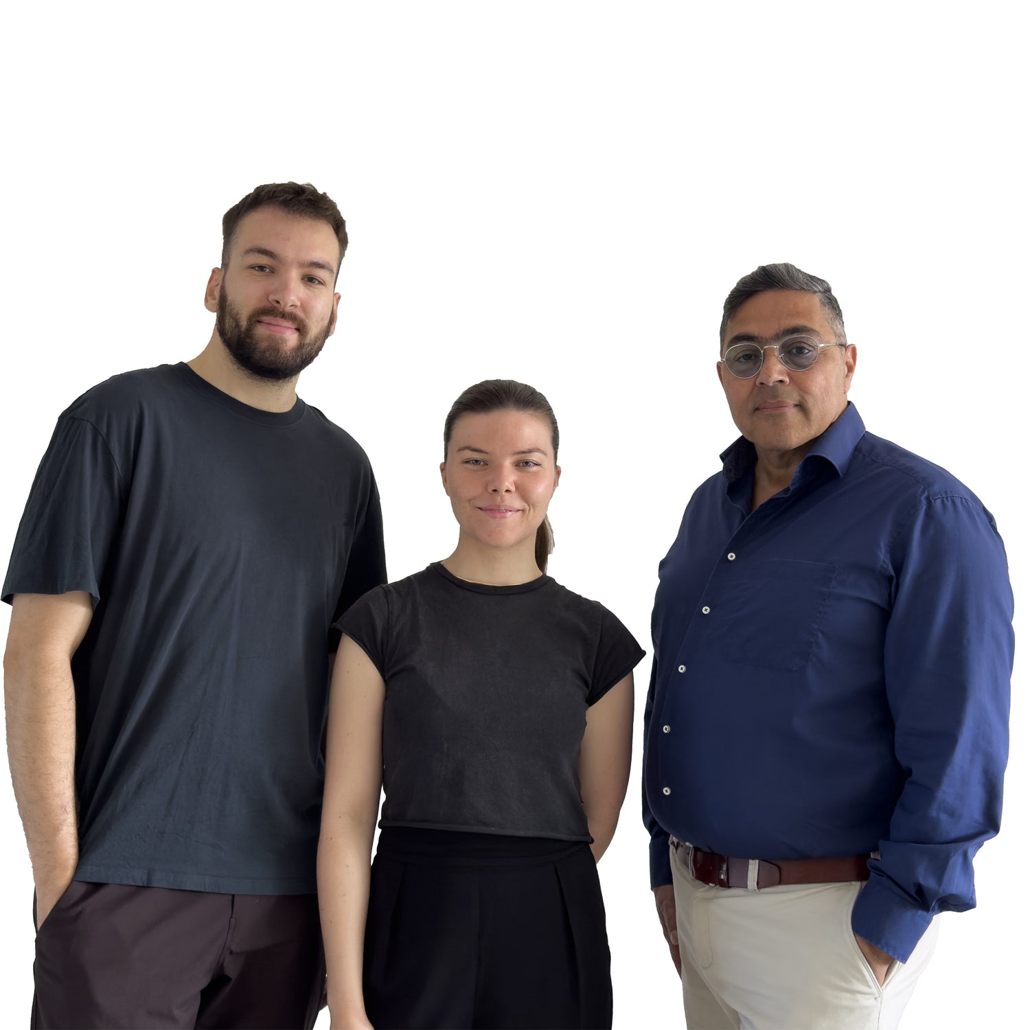 Alle drei Gründer stehen nebeneinander, in der Mitte Hanna, rechts Tim und links Stefan, Hintergrund weiß