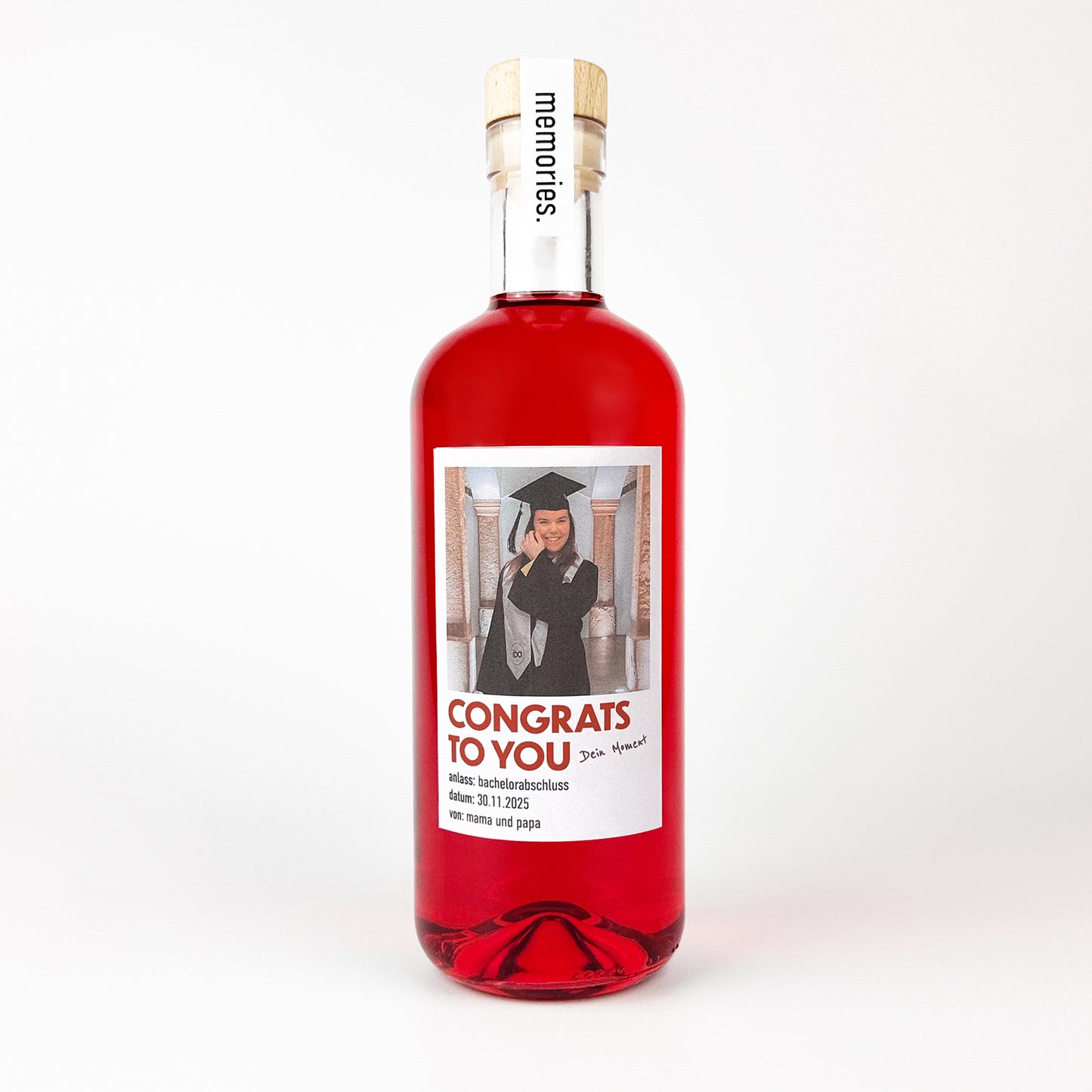 Eine Flasche des Granada Nights mit personalisiertem Etikett zum Bachelorabschluss