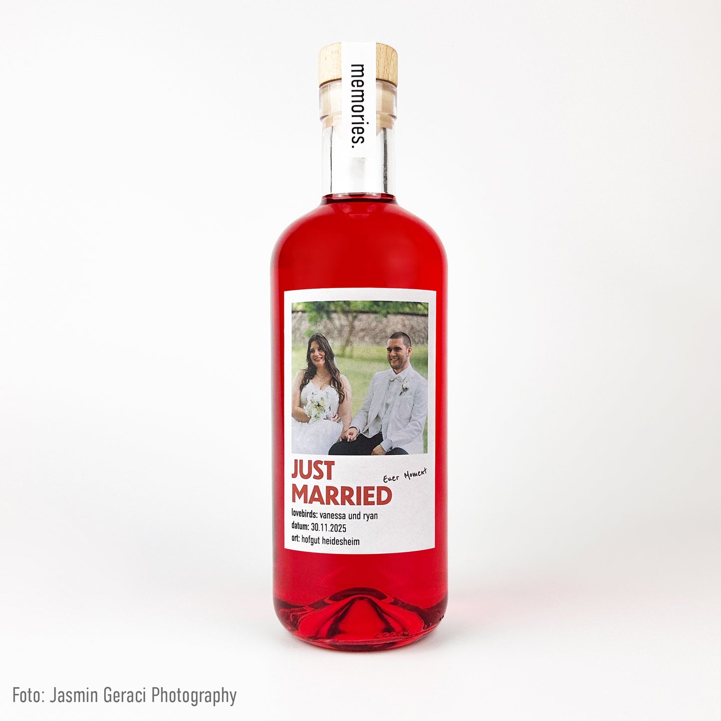 Eine Flasche des Granada Nights mit personalisiertem Etikett zur Hochzeit