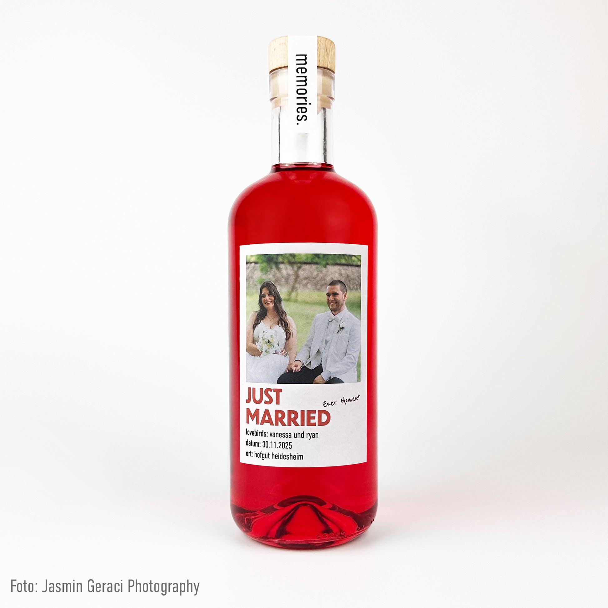 Eine Flasche des Granada Nights mit personalisiertem Etikett zur Hochzeit