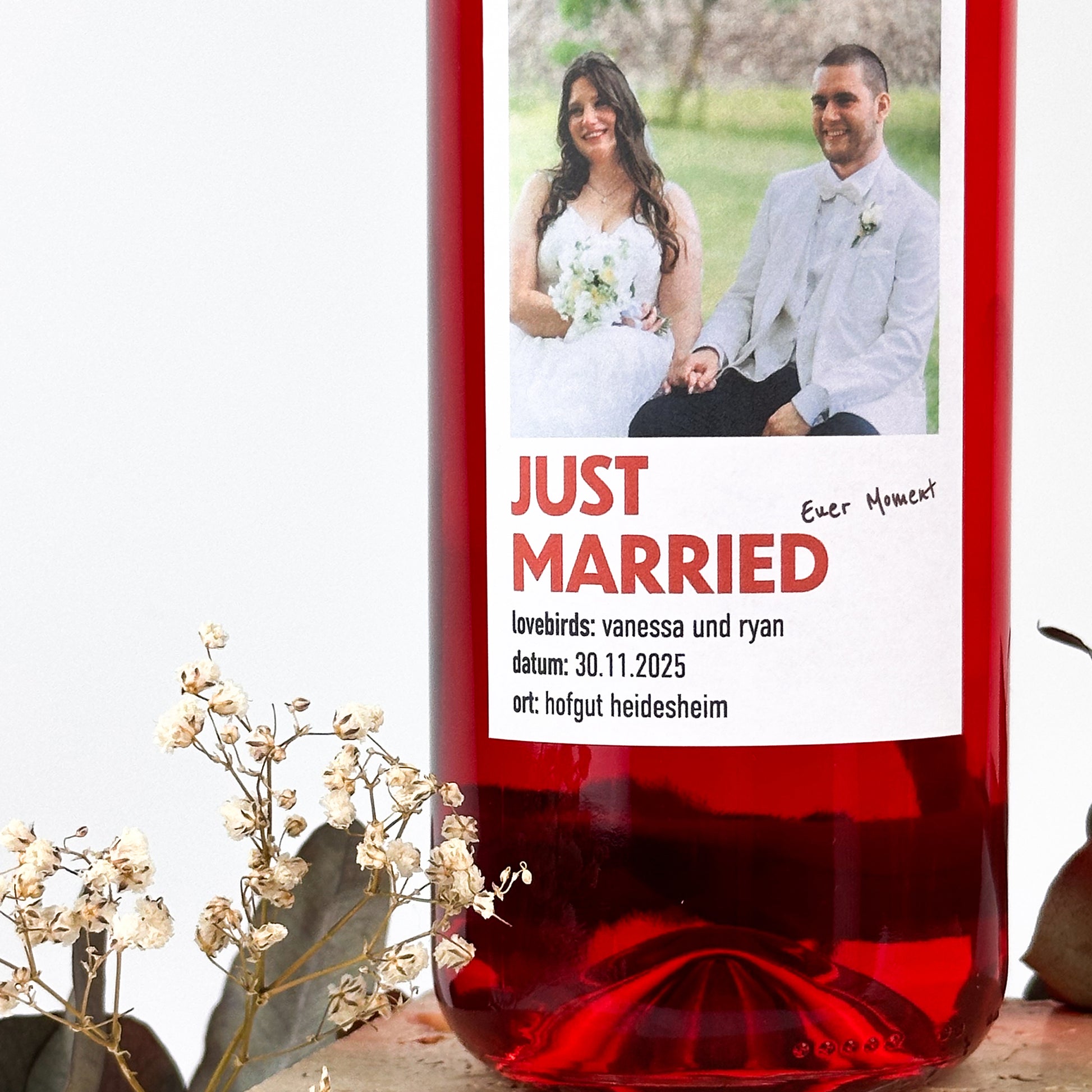 Personalisiertes Etikett zur Hochzeit, mit Brautpaar auf dem Bild