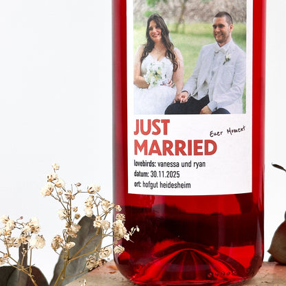 Personalisiertes Etikett zur Hochzeit, mit Brautpaar auf dem Bild