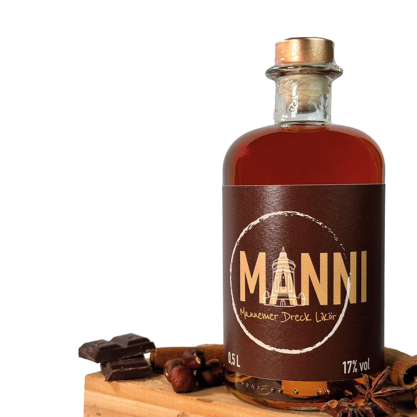 Eine Flasche des Likörs MANNI auf Holzkiste mit Schokolade, Zimt, Nüssen und Anis, transparenter Hintergrund