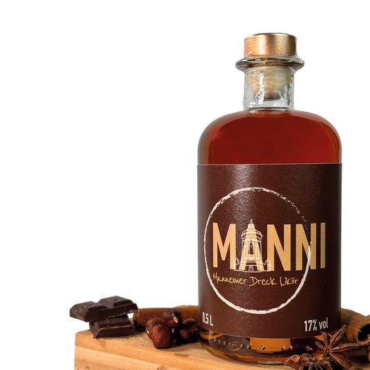 Eine Flasche des Likörs MANNI auf Holzkiste mit Schokolade, Zimt, Nüssen und Anis, transparenter Hintergrund